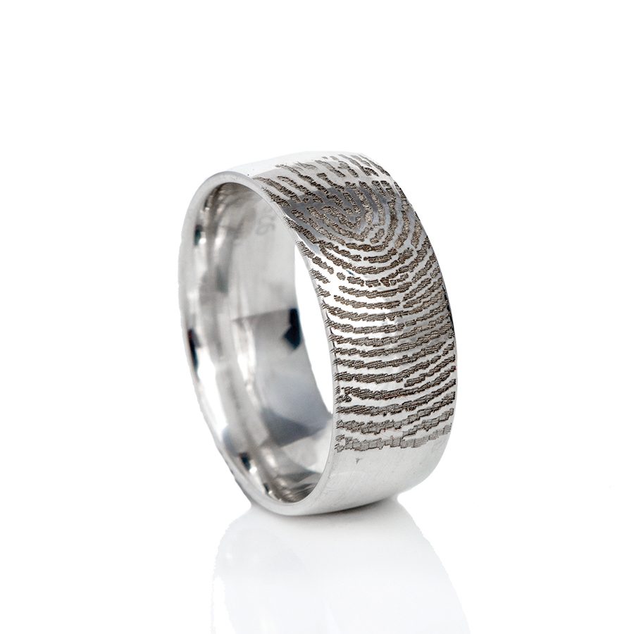 Handgemaakte lichtbol vingerafdrukring in edelstaal, zilver of goud met persoonlijke gravure.