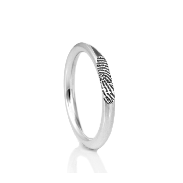 Vingerafdrukring met smalle band van 2,5 mm, handgemaakt in zilver of geelgoud met persoonlijke vingerafdrukgravure.
