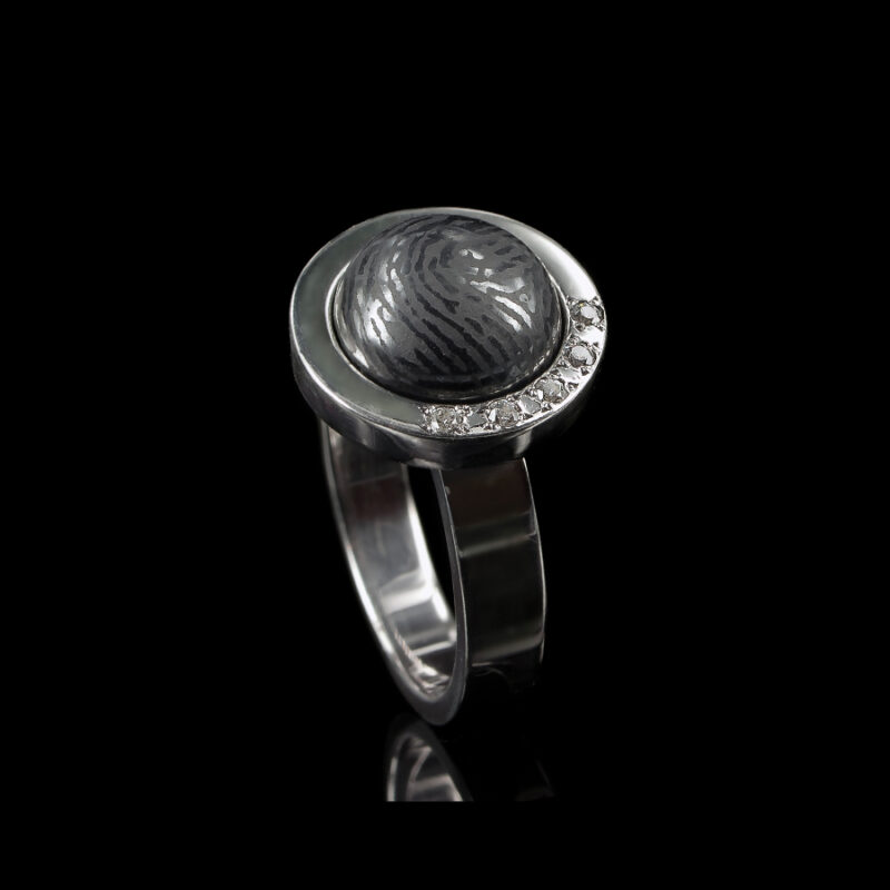0114-05 Ring met vingerafdruk in ronde steen