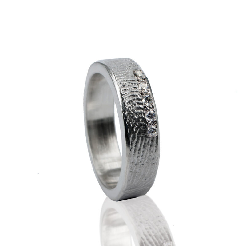 Zilveren ring met vingerafdruk gravure voor persoonlijke herinnering