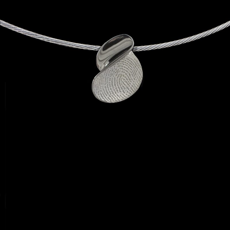 Design hanger met vingerafdruk.