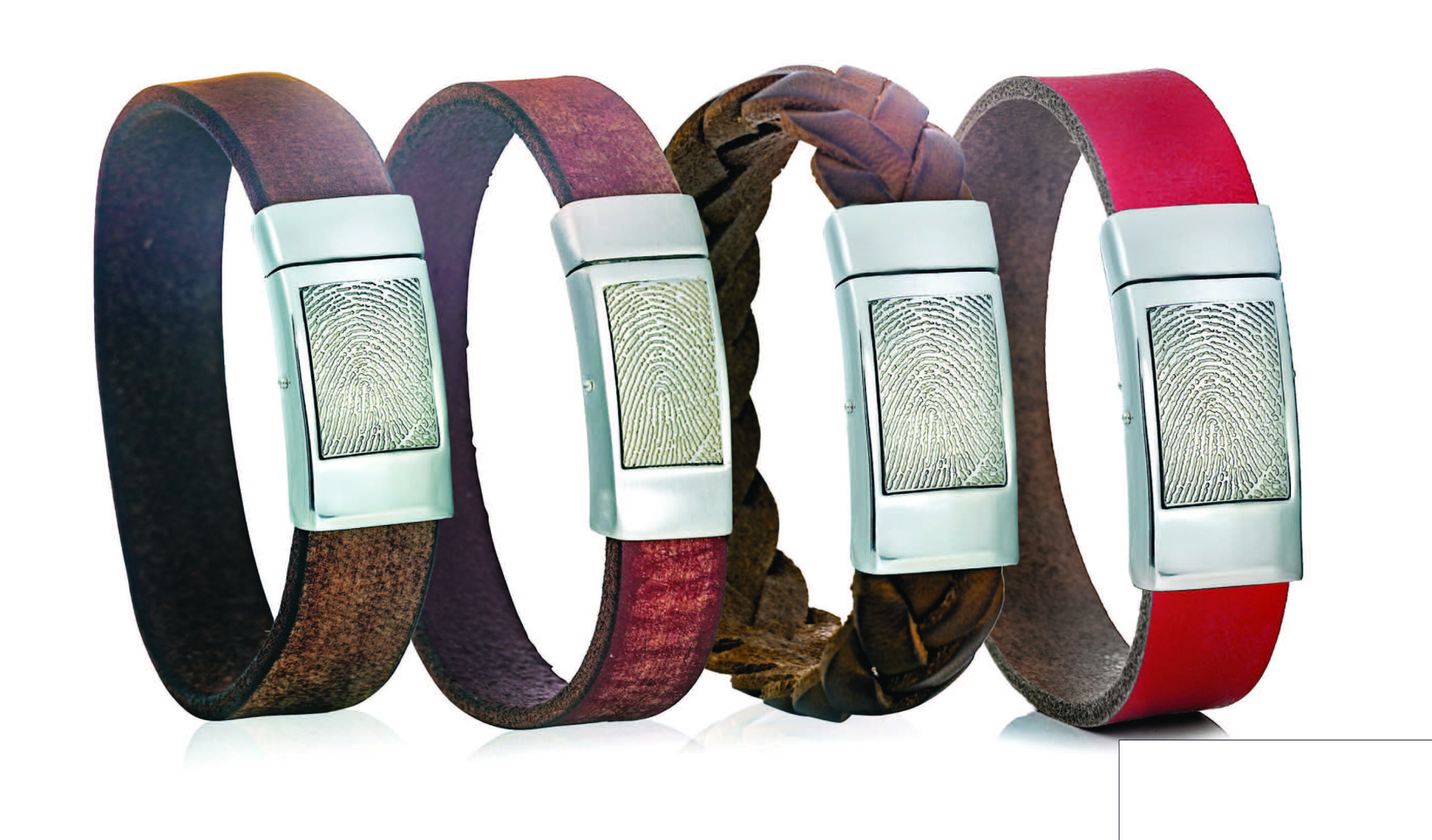 Leren armband met zilveren drukslot en vingerafdrukgravure. Verschillende leerkleuren en afwerkingen mogelijk.
