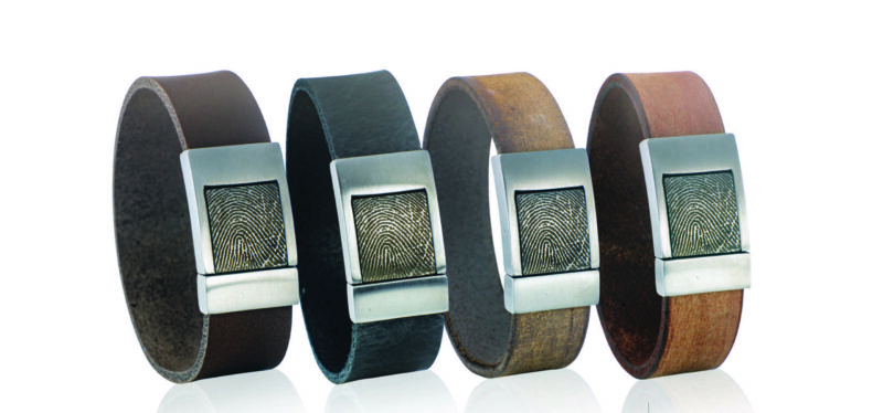 Leren armband met edelstalen drukslot en gravure. Leren band van 20 mm breed in diverse kleuren.