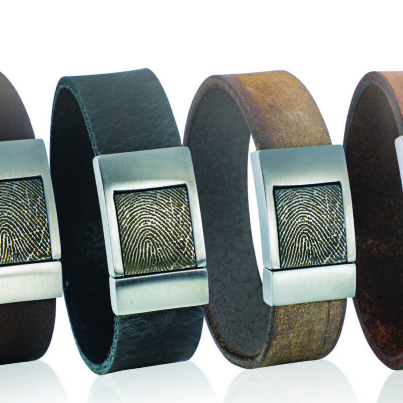 Leren armband met edelstalen drukslot en gravure. Leren band van 20 mm breed in diverse kleuren.