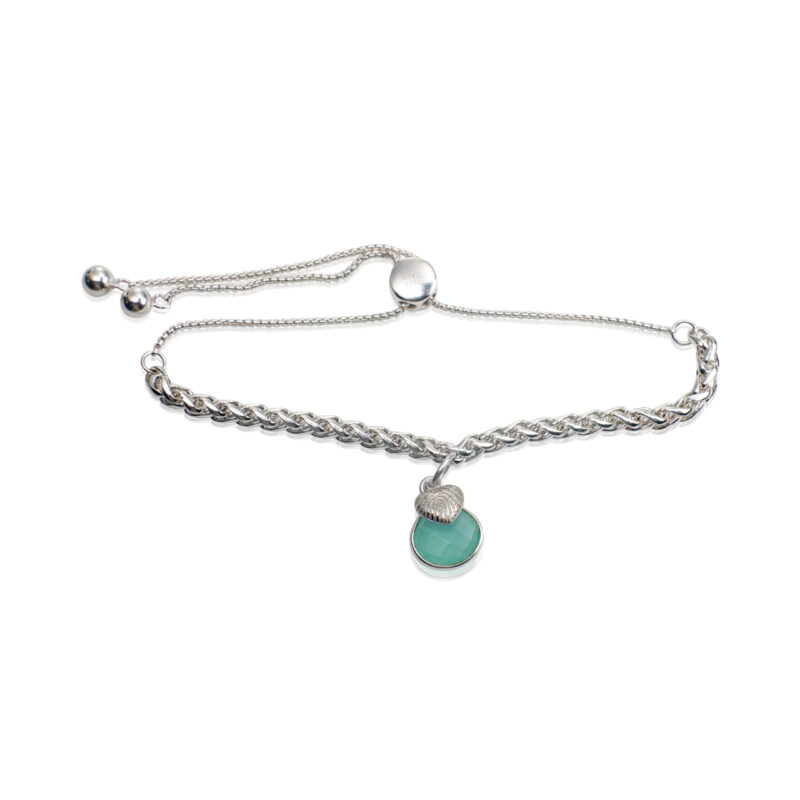 Zilveren gevlochten armband met aqua kwarts en hartvormige hanger met afdruk. Verstelbaar en elegant.