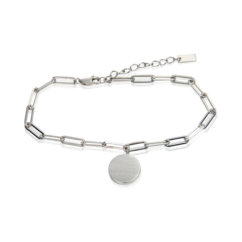 Zilveren as armband met paperclip schakel en een ronde hanger met gesloten askamer, verstelbaar van 16,5 cm tot 19,5 cm