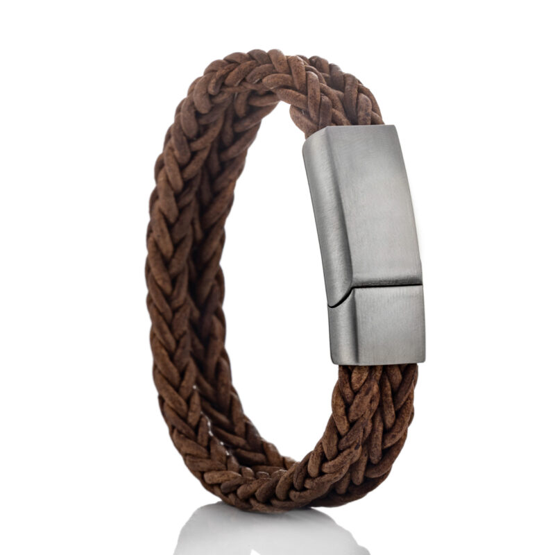 Leren armband met bruin gevlochten leer en edelstalen slot met verborgen askamer, verkrijgbaar in diverse leerkleuren