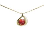 Hanger met gouden montuur en rode glazen bol, gevuld met as, handgemaakt gedenksieraad van 15 mm