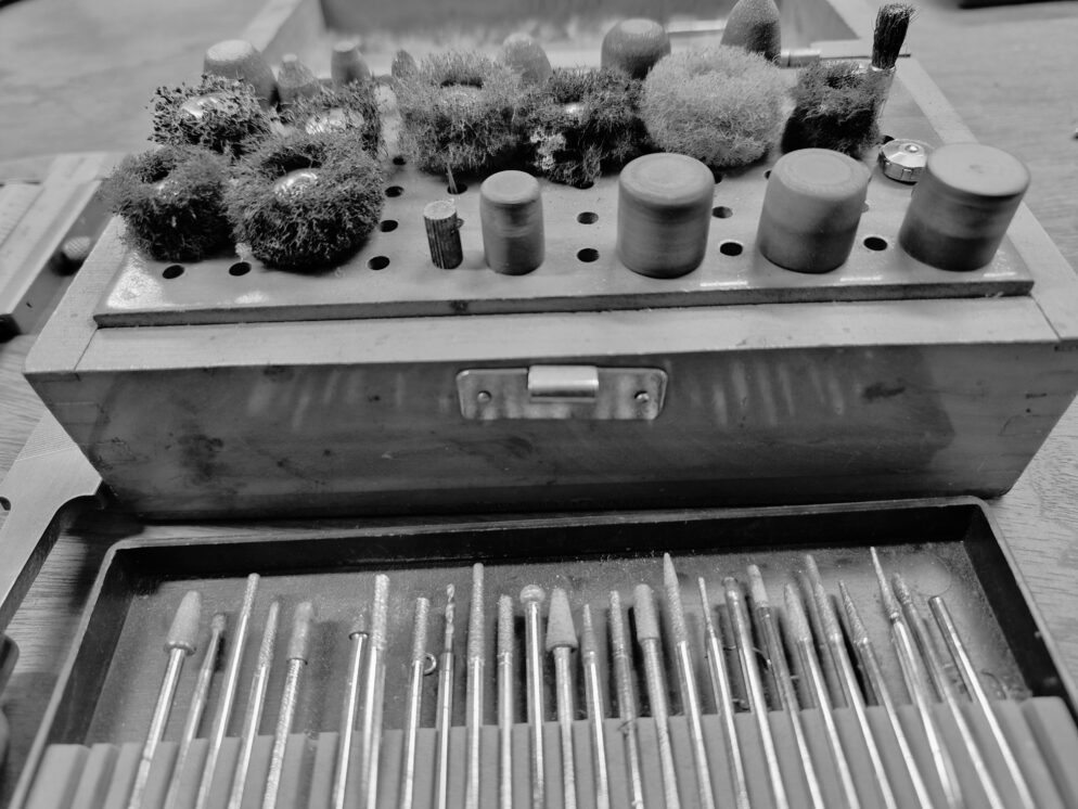 Gereedschappen in het atelier van Impona, gebruikt om handgemaakte sieraden zorgvuldig af te werken