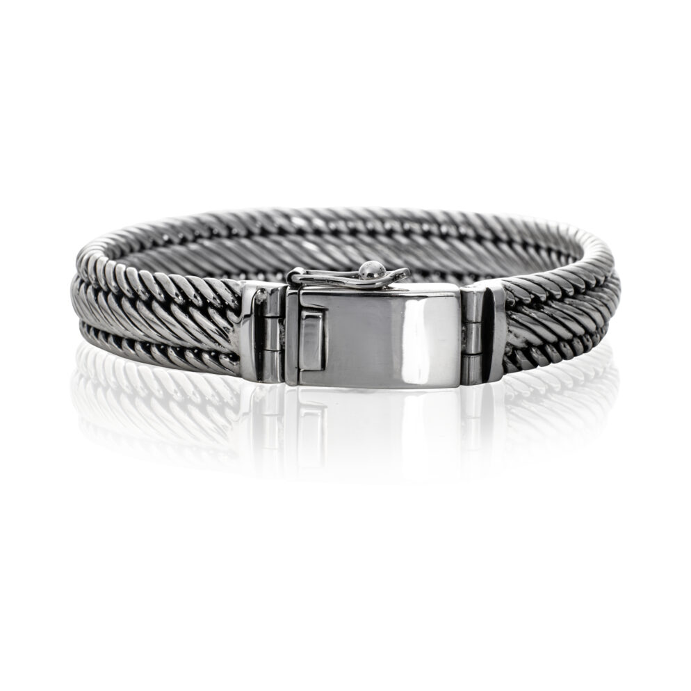 Zilveren armband met askamer, handgemaakt door Impona — detailfoto van het schroefje waarmee de askamer wordt afgesloten.