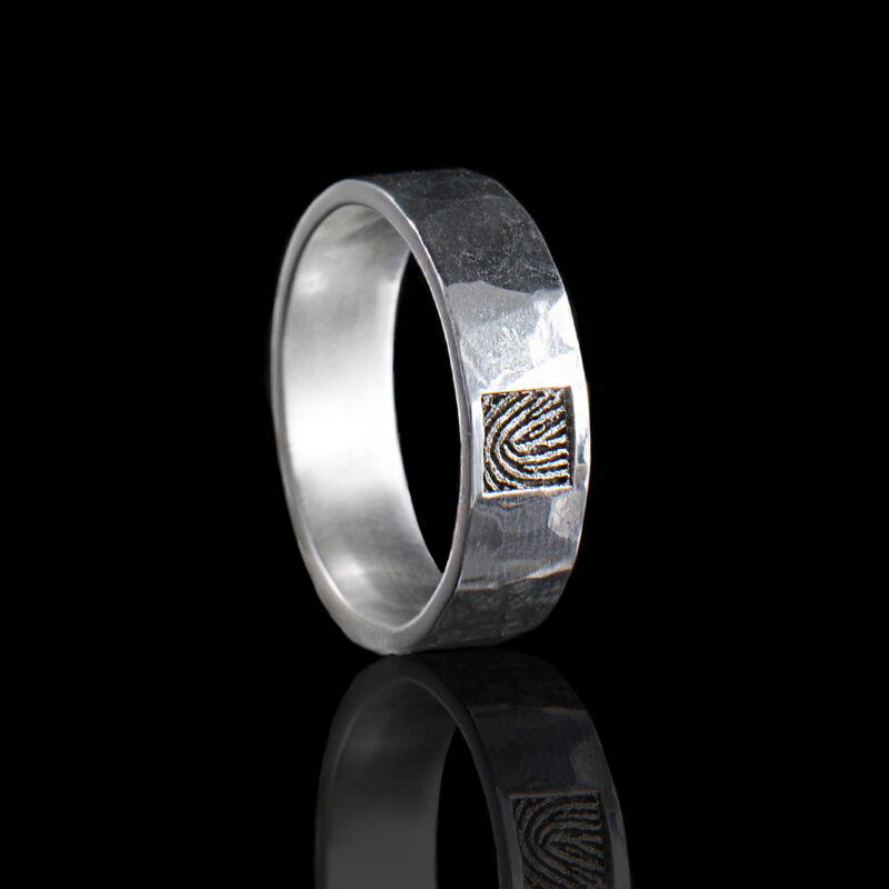 RAW ring met bol smeedprofiel en vierkante vingerafdrukgravure, handgemaakt in zilver, edelstaal, titanium of geelgoud.