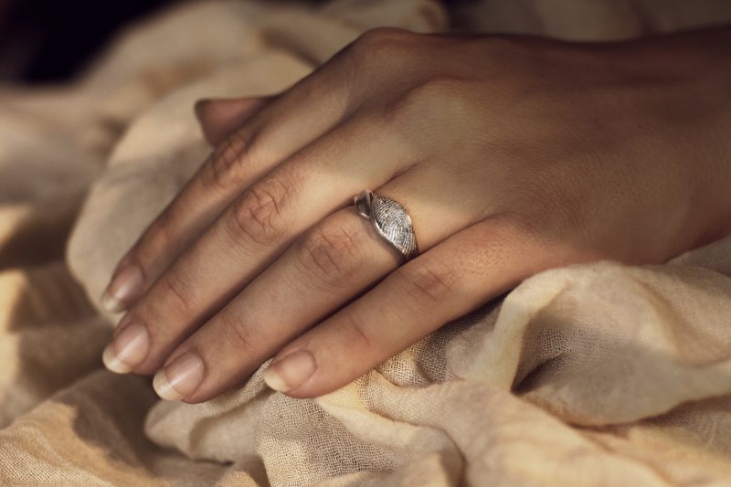 hand met vingerafdruk ring en zonlicht
