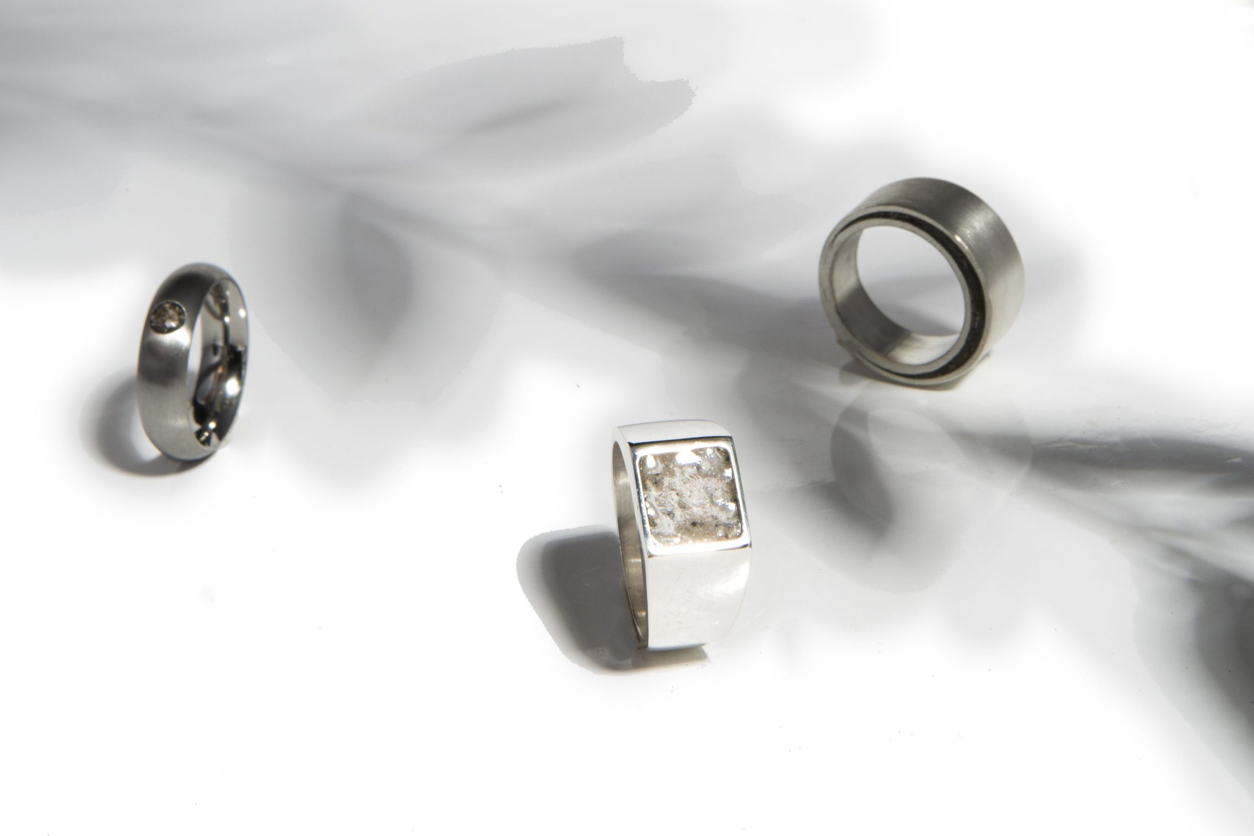 assieraden ringen met as als aandenken en gedenksieraad
