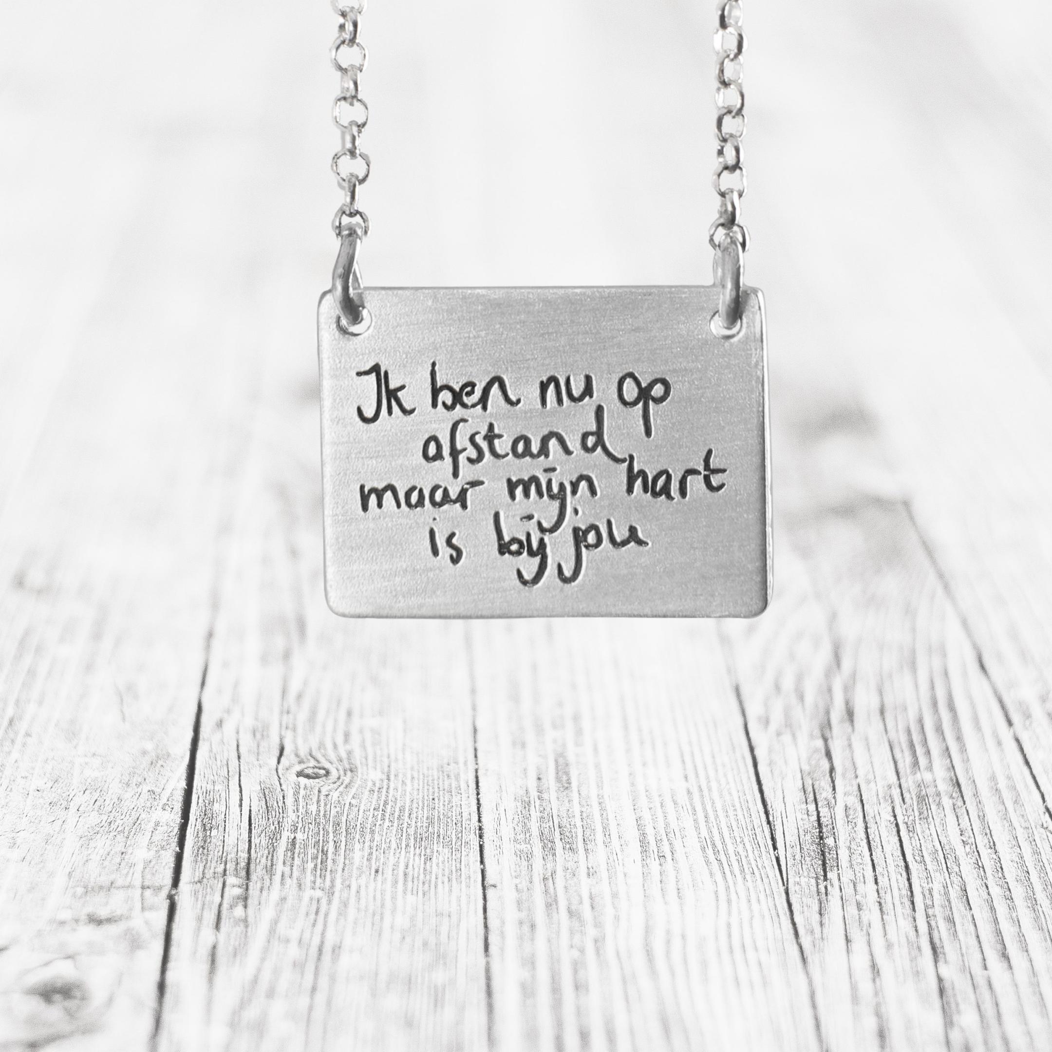 hanger met handgeschreven tekst gravure