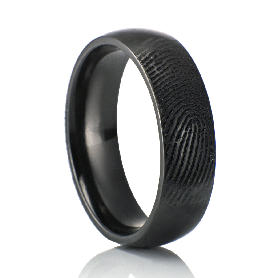 Handgemaakte zwarte glanzende zirkonium ring met vingerafdruk, een stijlvol en duurzaam gedenksieraad met gepersonaliseerde afdruk, geschikt als herinneringssieraad voor dierbaren.