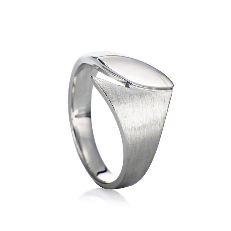 Een unieke handgemaakte design ring met een gesloten askamer