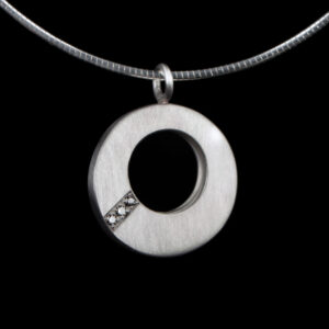 HD-D257-G03 Ronde ashanger met 3 stenen