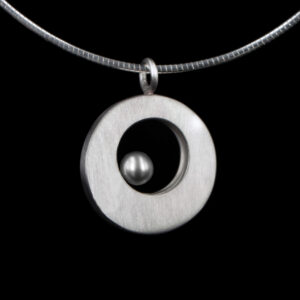 HD-D257-P00 Ronde ashanger met parel