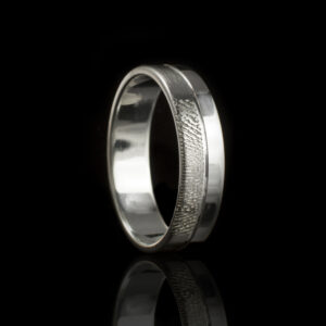 Handgemaakte ring met subtiele vingerafdrukgravure aan de buitenkant. Verkrijgbaar in zowel hoogglans als matte afwerking, met een lichtbol profiel voor extra draagcomfort.