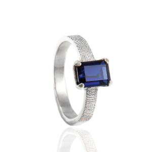 Vingerafdrukring met rechthoekige synthetische saffier van 8x6 mm, handgemaakt in zilver of geelgoud, met een persoonlijke gravure.