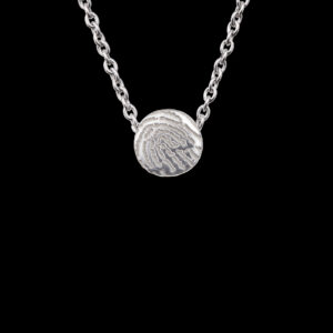 Zilveren minimalistische hanger met ronde vingerafdruk, aan fijne schakelketting – 6 mm gedenksieraad
