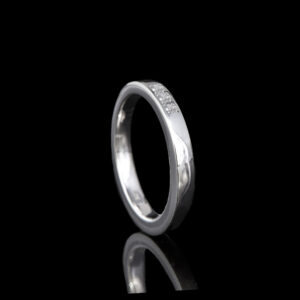 RD-M001-G03 Ring met gesloten askamer en 3 stenen