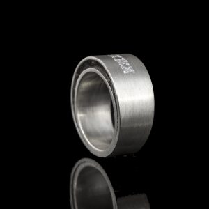 RO-D055-G03 Ring met 3 stenen en open askamer aan de zijkant