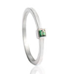 hele mooie subtiele asring van zilver met vierkante smaragd