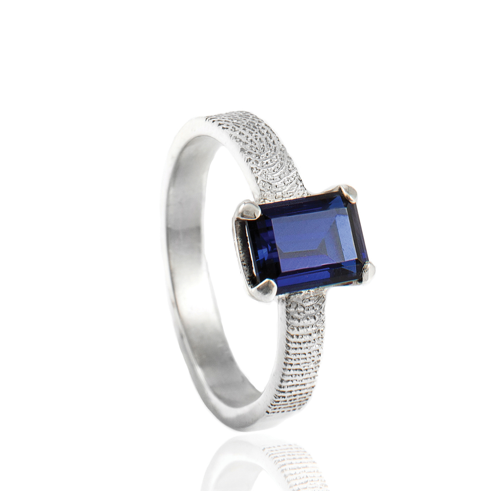 Vingerafdruk ring met rechthoekige synthetische saffier