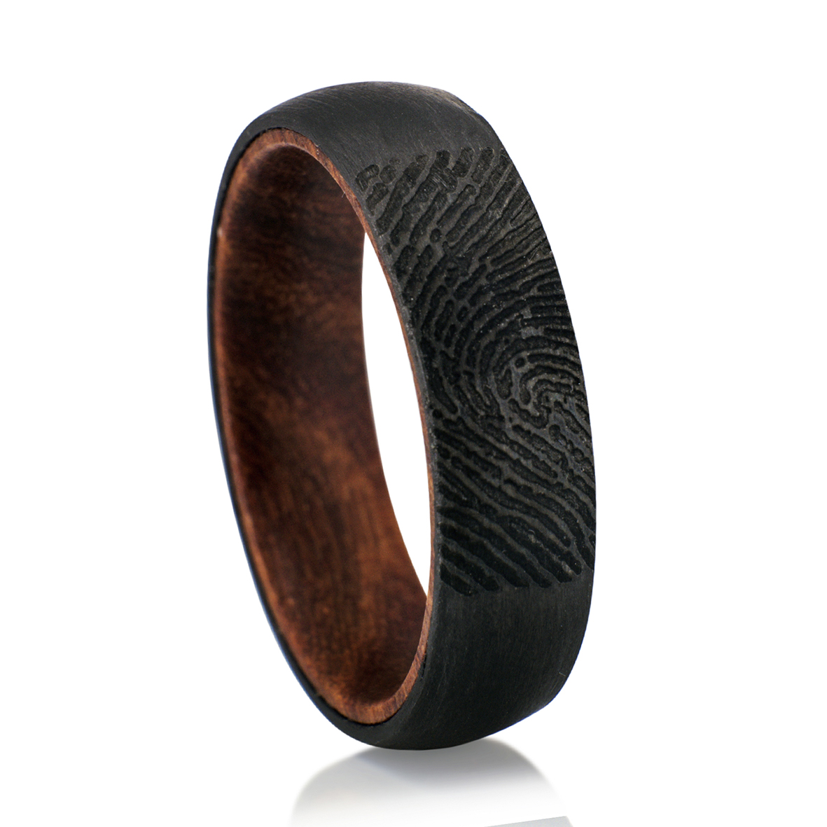 Hout-carbon ring met vingerafdrukgravure, met houten binnenzijde en carbon buitenkant. Breedte 6 mm.