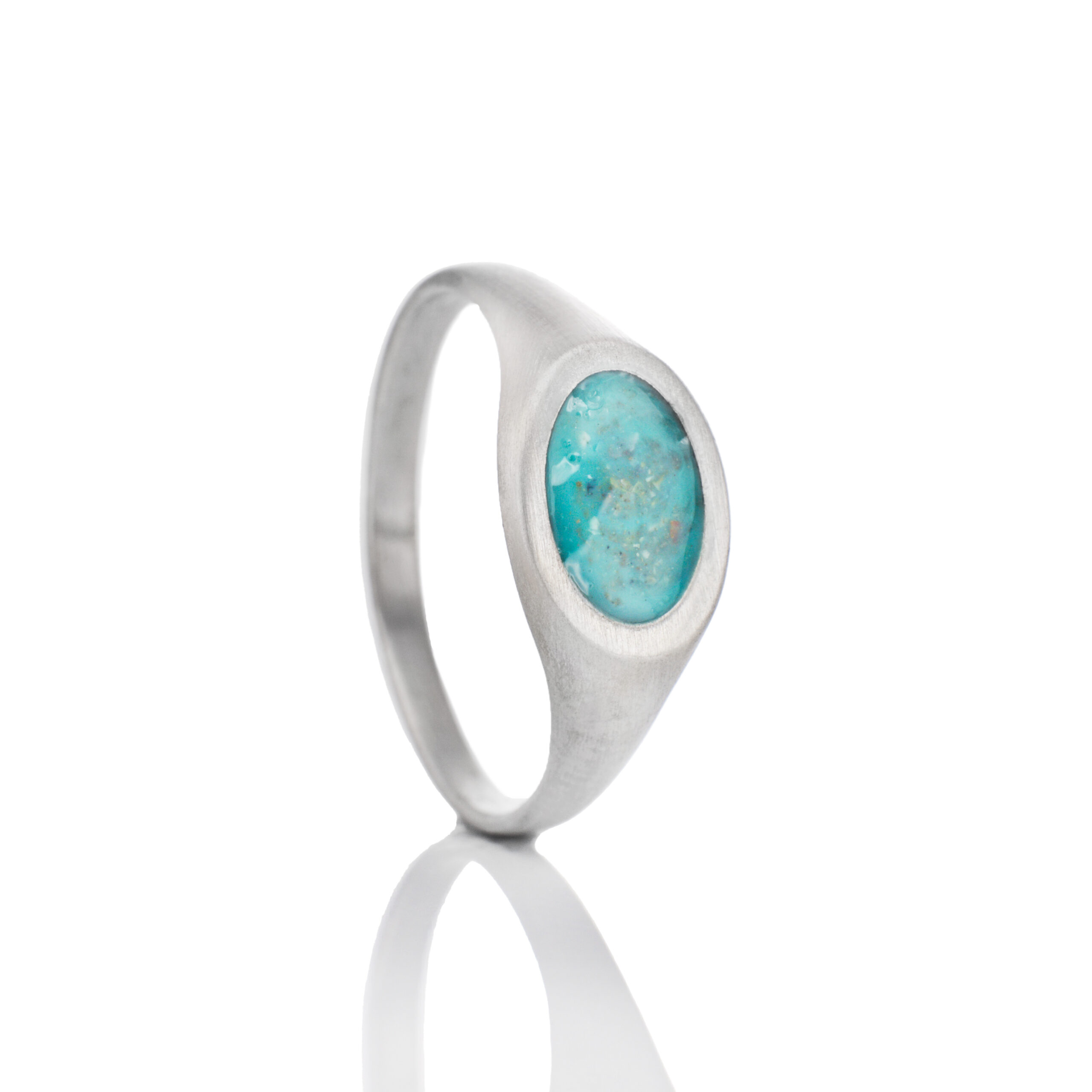 Zilveren askamerring met turquoise askamer en matte afwerking – een uniek herinneringssieraad.