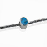 Ovale askraal met blauwe harsvulling, passend op Pandora en Trollbeads armbanden