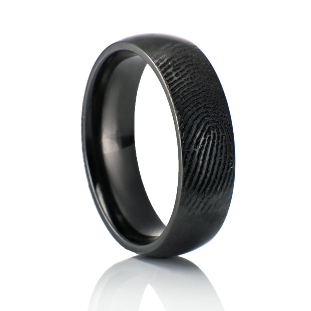 Zwarte Zirkonium ring met vingerafdruk, handgemaakt sieraad ter nagedachtenis aan een dierbare. Het sieraad is beschikbaar in verschillende maten en met op maat gemaakte gravures