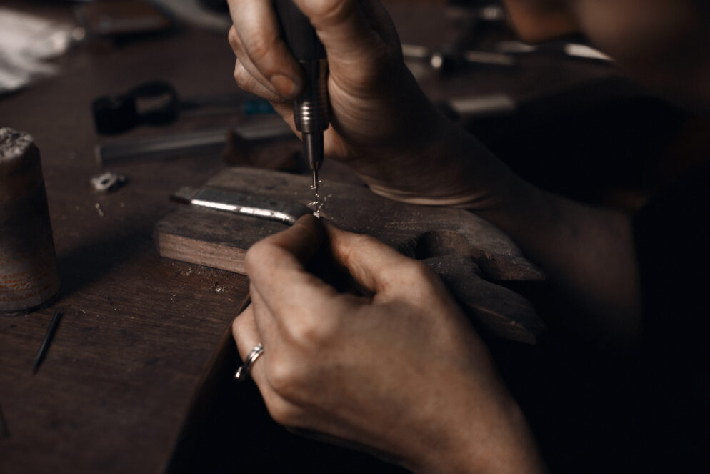 handgemaakte gedenksieraden in het atelier van Impona